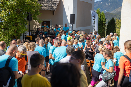 Dobrodelni pohod na Sv. Primož_Modre novice 